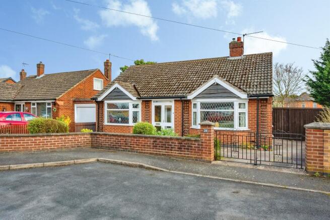 2 bed property, in Petersham Drive, £260,000