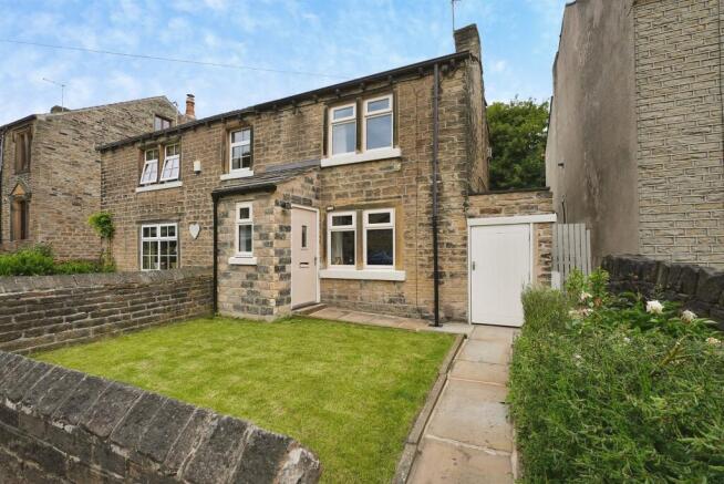 2 bed property, in Taylor Hill Road, £115,000