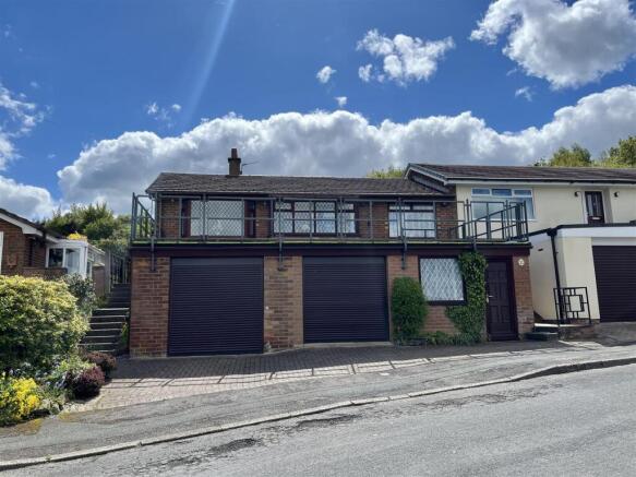 2 bed property, in Oak Tree Crescent, £300,000
