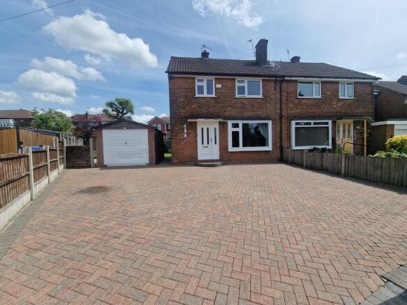 3 bed property, in Leyfield Avenue, £350,000