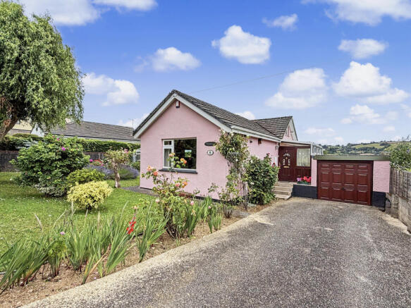 2 bed property, in Hilldown, £400,000