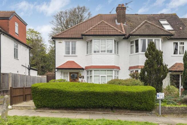 3 bed property, in Mayfield Avenue, £800,000