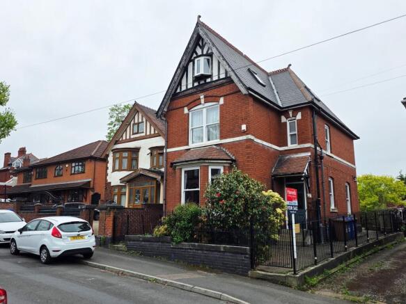 5 bed property, in Stonehill Road, £450,000