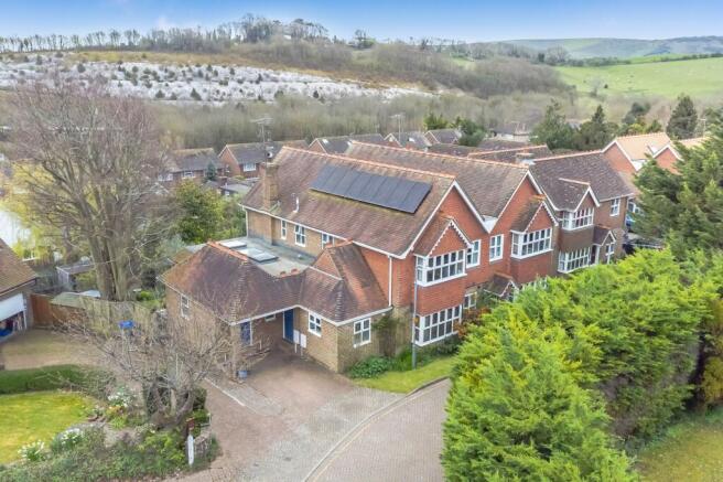 5 bed property, in Barn Hatch Close, £1,000,000
