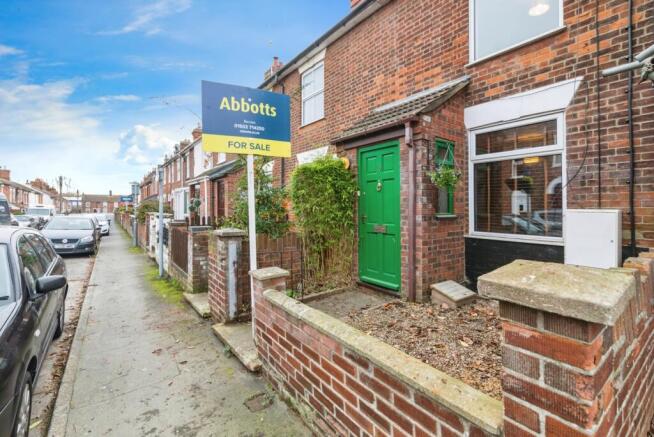 3 bed property, in Denmark Road, £160,000