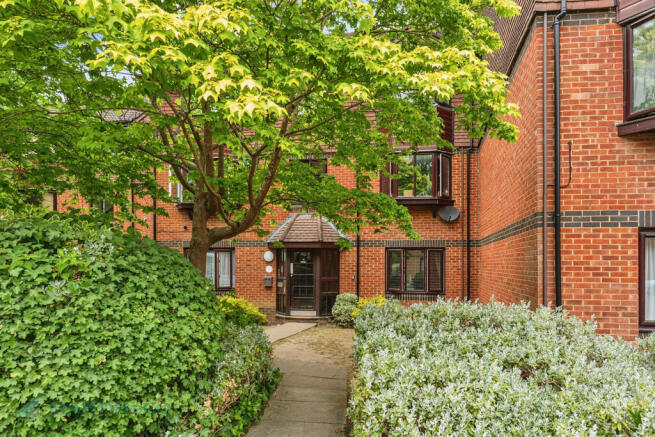2 bed property, in Foxhills, £255,000