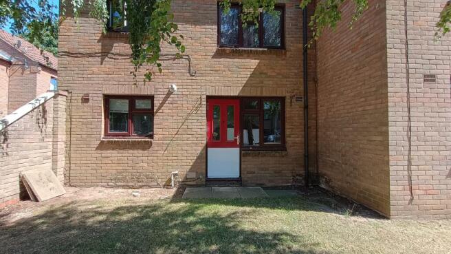 2 bed property, in 9 Fishers Close, £60,000