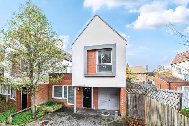 2 bed property, in Pelican Drive, £500,000