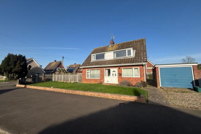 2 bed property, in Charles Close, £250,000