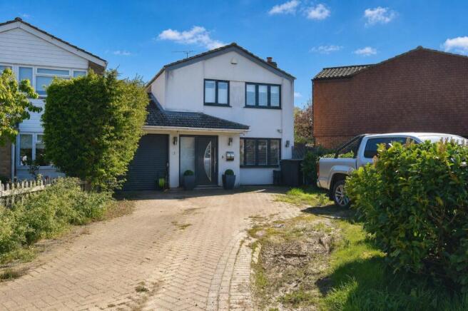 3 bed property, in Hillview, £425,000