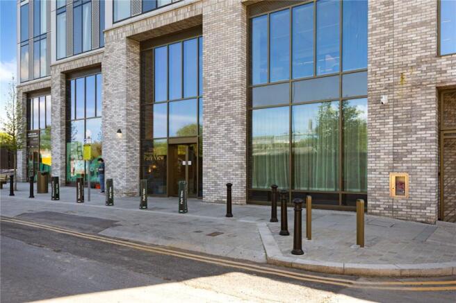 2 bed property, in Park View, £350,000