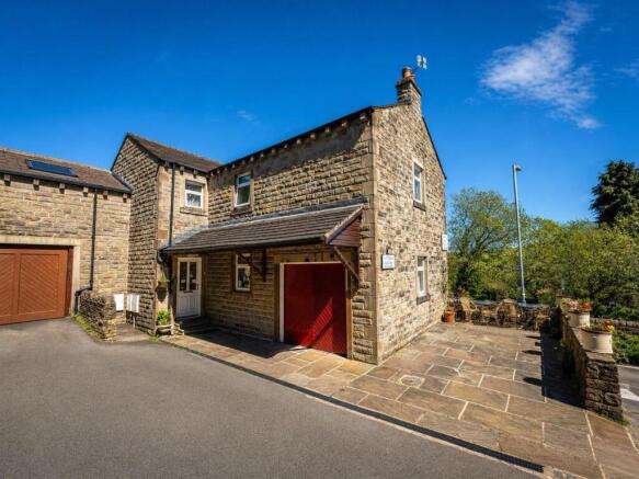 5 bed property, in Rawdon Road, £460,000