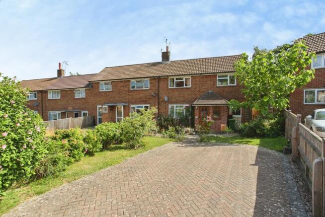 2 bed property, in Coneyburrow Road, £300,000