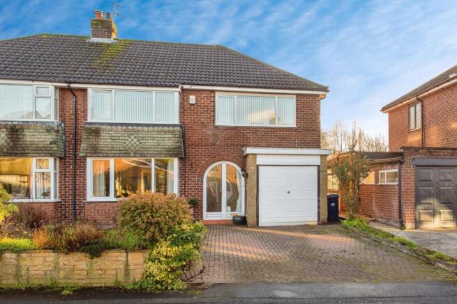 4 bed property, in Brindle Close, £275,000
