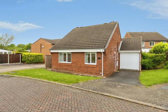 2 bed property, in Kirkfield Drive, £300,000