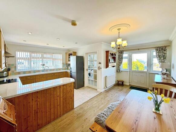 3 bed property, in Staplers Road, £425,000