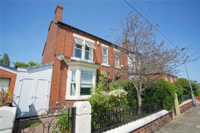 3 bed property, in Oakwood Road East, £210,000