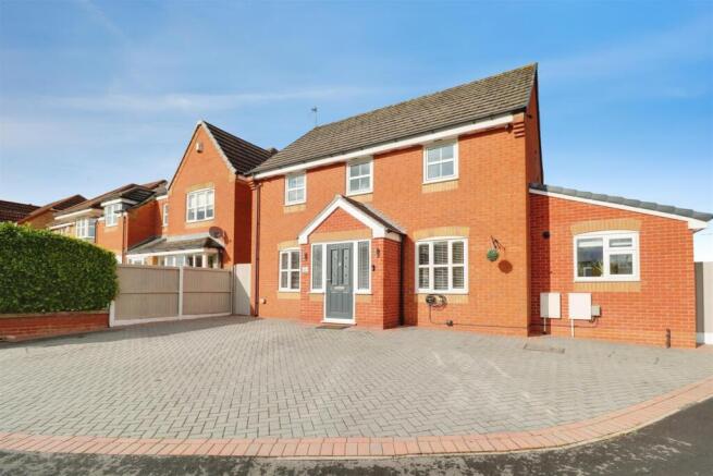 4 bed property, in Minnie Close, £450,000