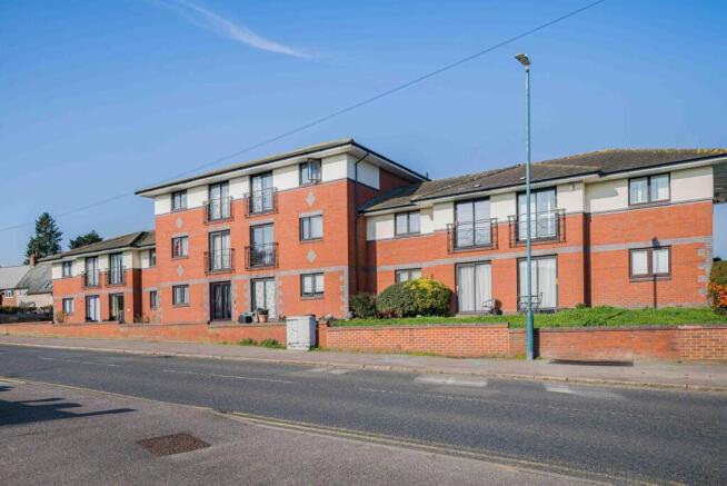 1 bed property, in Elm Road, £180,000
