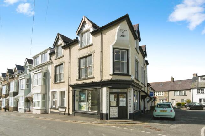 Studio, in Castle Terrace, £425,000