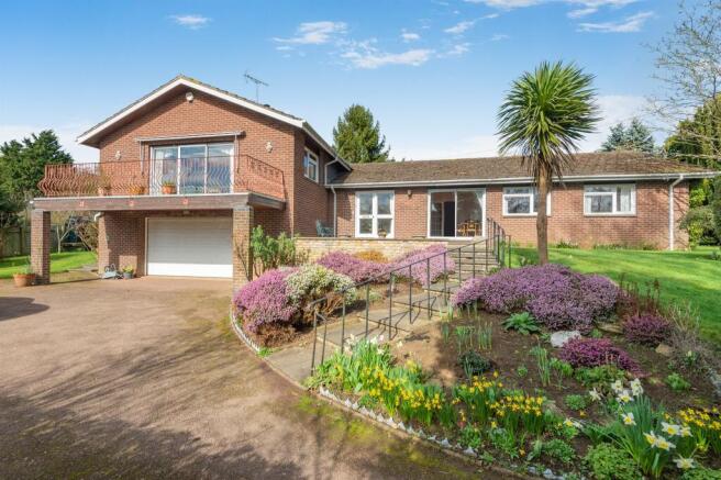 4 bed property, in Peters Way, £670,000
