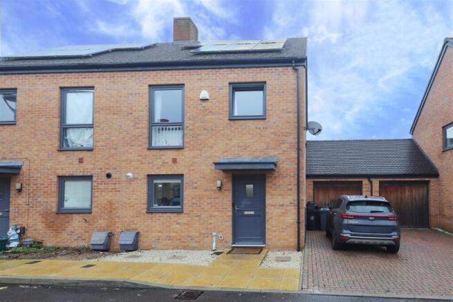3 bed property, in Lawrence Grove, £610,000
