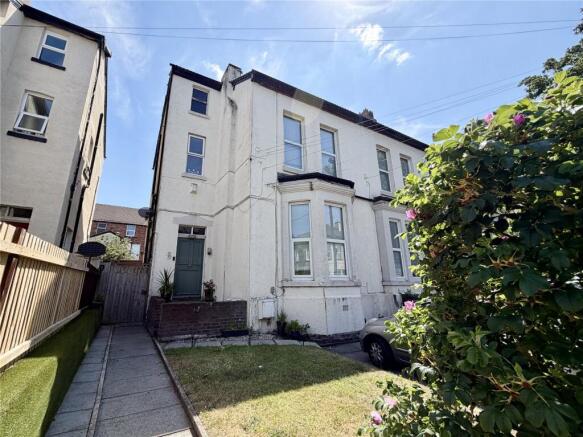 2 bed property, in Courtenay Road, £200,000