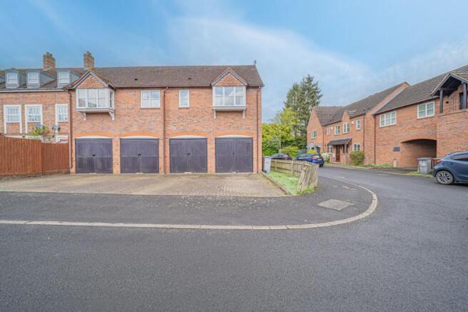 2 bed property, in Thistlewood Grove, £250,000