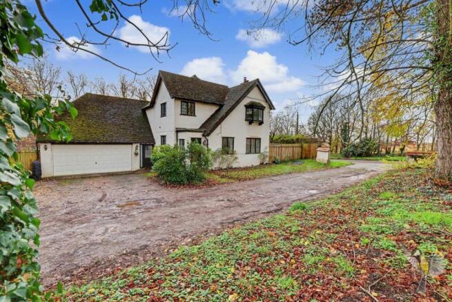 3 bed property, in The Lodge, £600,000