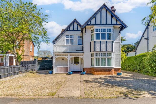 3 bed property, in Norton Way South, £925,000