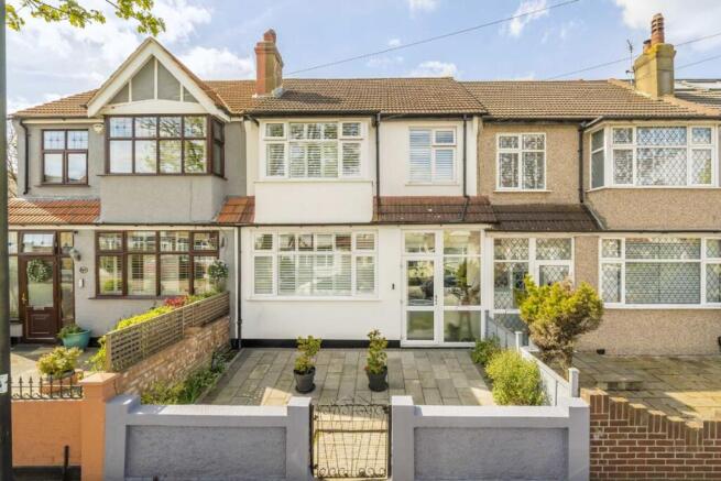 3 bed property, in Farmhouse Road, £550,000
