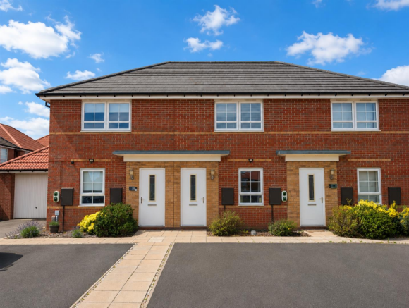 2 bed property, in Squires Grove, £225,000
