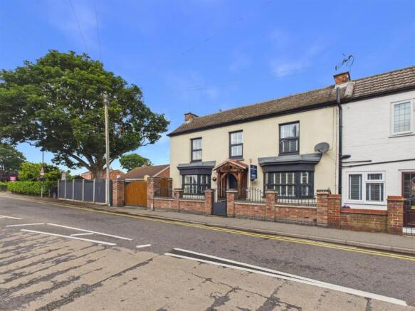 3 bed property, in High Street, £290,000