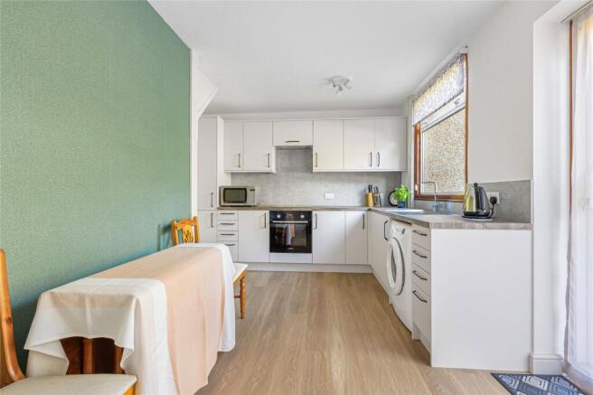 2 bed property, in Cambridge Road, £270,000