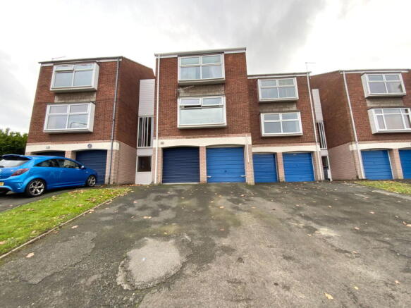 1 bed property, in Lyde Green, £80,000