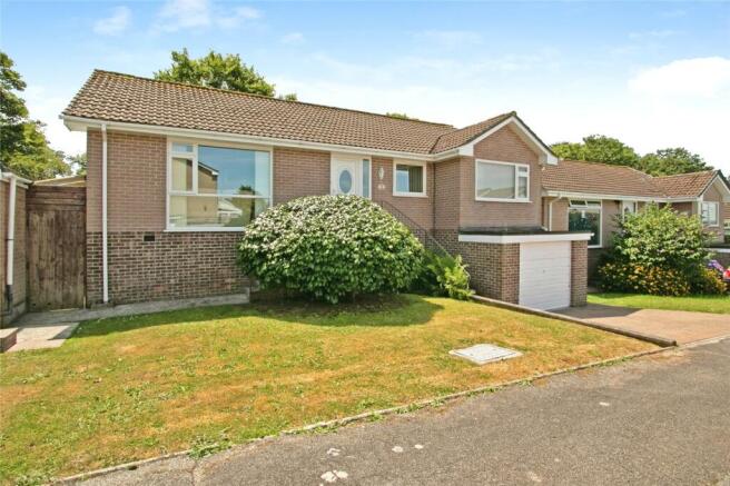 5 bed property, in Cornubia Close, £460,000