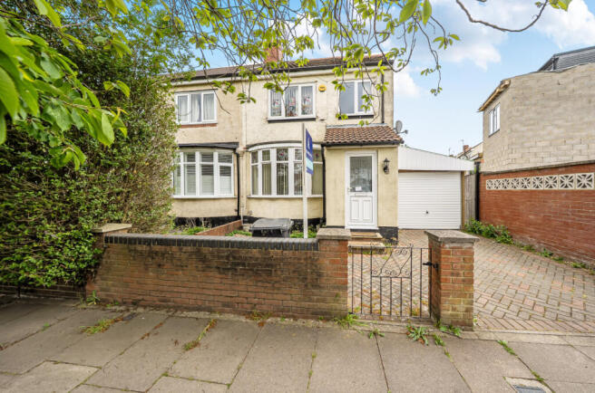 3 bed property, in Ridgeway Avenue, £375,000