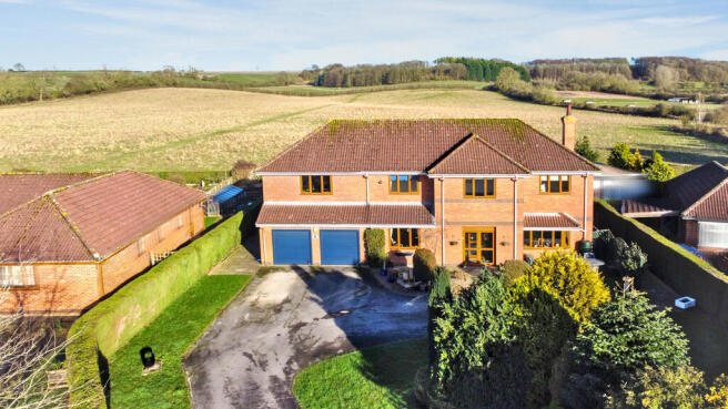 4 bed property, in 5 Glebe Close, £575,000