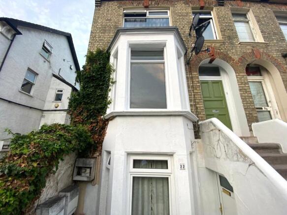 1 bed property, in Clifton Road, £200,000