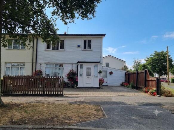 2 bed property, in Holm Garth Drive, £135,000