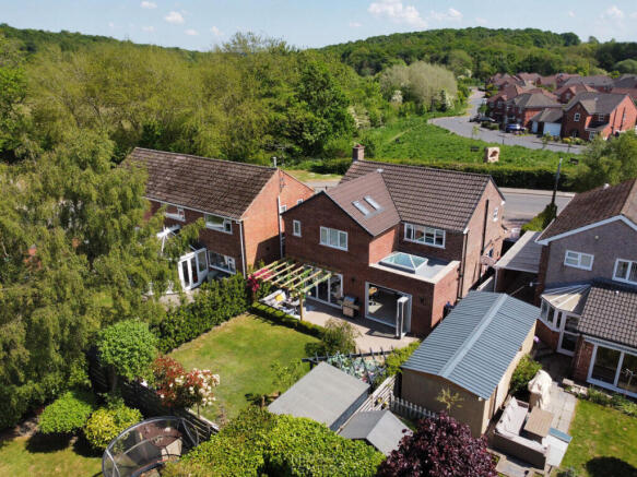 4 bed property, in Chesterfield S42, £495,000