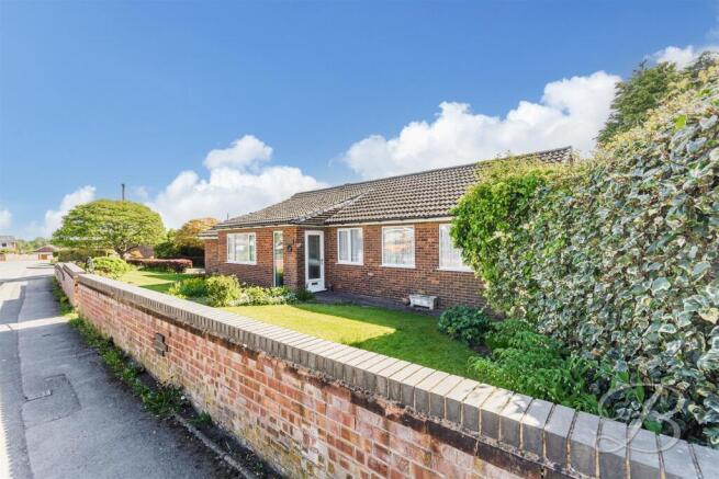 3 bed property, in Ashlands Close, £240,000