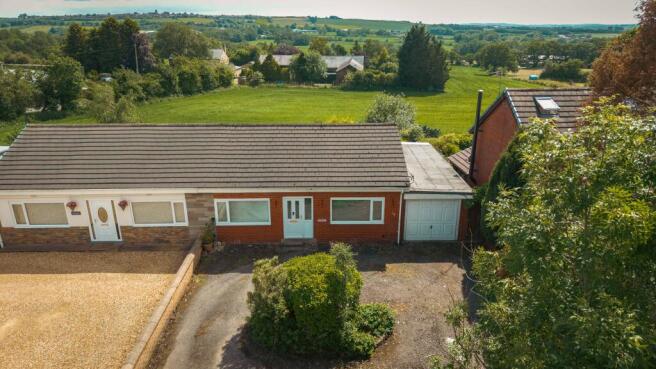 2 bed property, in Bolton Road, £300,000