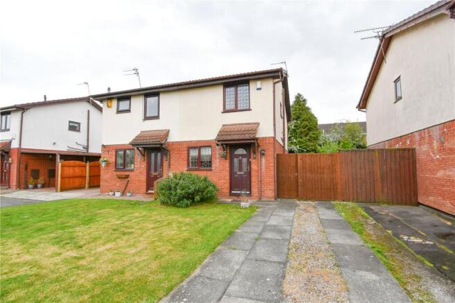 2 bed property, in Summertrees Close, £190,000