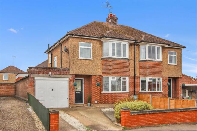 3 bed property, in NN10, £335,000