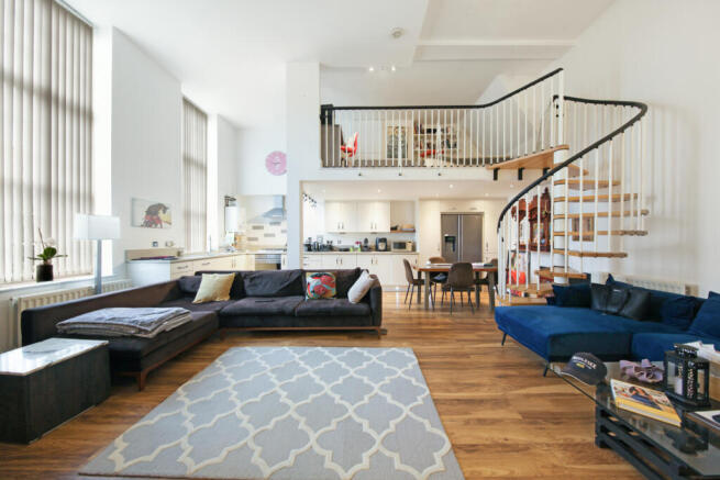 2 bed property, in Cottage Close, £535,000
