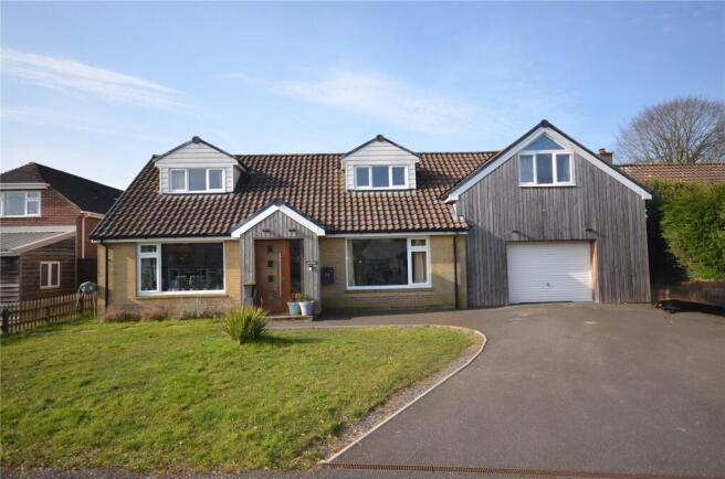 5 bed property, in Firs Close, £725,000