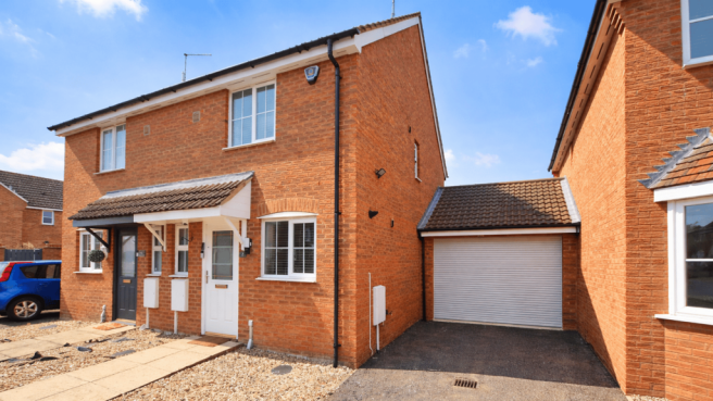 2 bed property, in Wheatsheaf Court, £210,000
