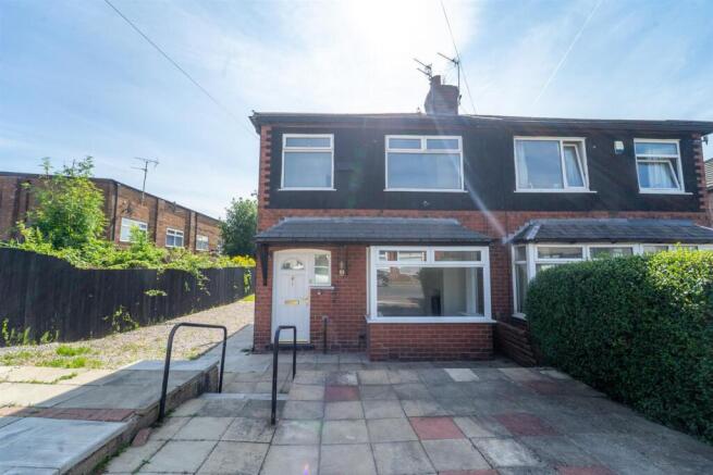 3 bed property, in St. Georges Crescent, £250,000