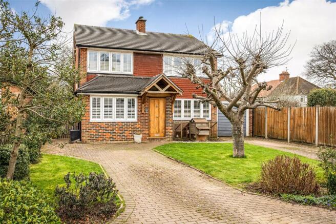 4 bed property, in Lovelace Close, £1,045,000